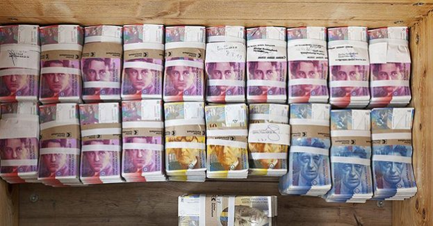 İsviçre cüzdana sığmayan kağıt paralarını değiştiriyor