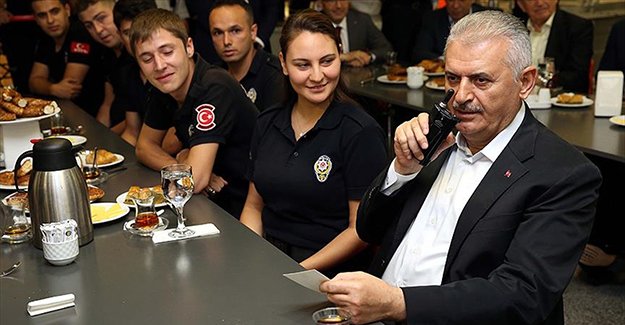 Başbakan Yıldırım telsizden polislerin bayramını kutladı