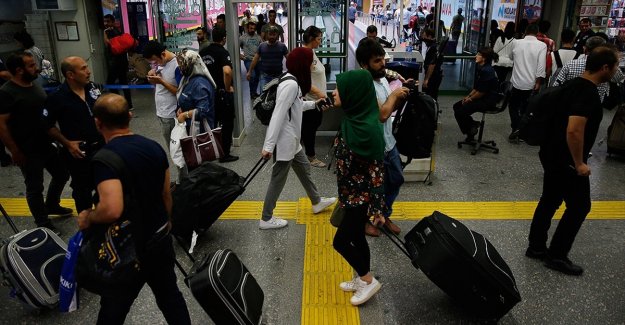 Seyahat için üç ayda 7 milyar lira harcandı