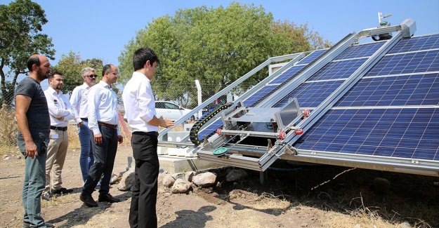 Güneş panellerini robot temizleyecek
