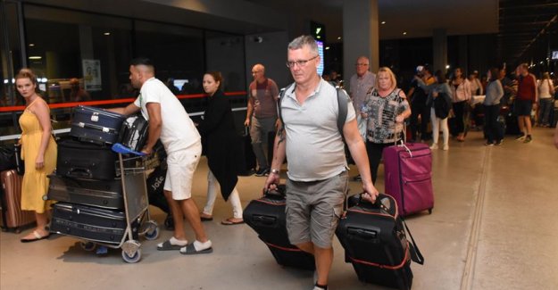 'Thomas Cook'un misafirlerinden 1050 turist Antalya'dan gönderildi'