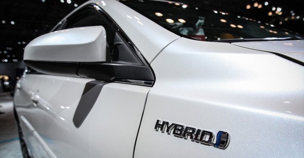 İngiltere'de hibrit dahil fosil yakıtla çalışan araçların satış yasağı 2035'e çekildi
