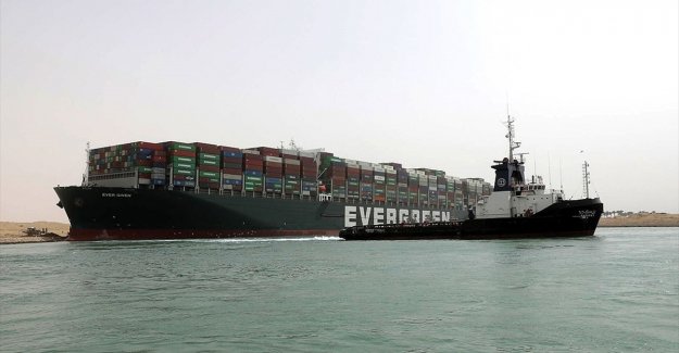 Süveyş Kanalı'ndaki kapanma Avrupa'ya LNG sevkiyatını sekteye uğratıyor