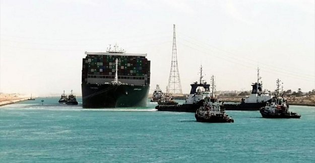 Mısır Süveyş Kanalı'nı günlerce kapatan geminin sahibi firmadan 1 milyar dolar tazminat istiyor