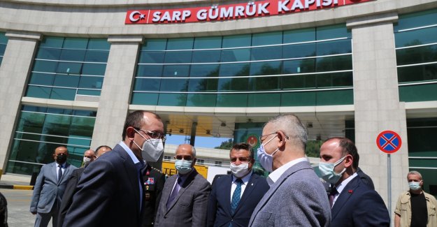 Ticaret Bakanı Mehmet Muş, Sarp Sınır Kapısı'nda incelemelerde bulundu: