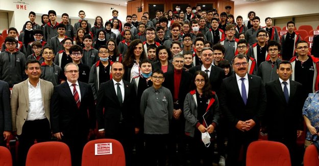 Nobel ödüllü Türk bilim insanı Aziz Sancar, geleceğin parlak beyinleriyle buluştu
