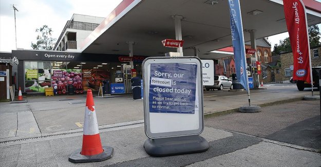 İngiltere'de benzin fiyatı litre başına 1,42 sterlinle rekor seviyeye yükseldi