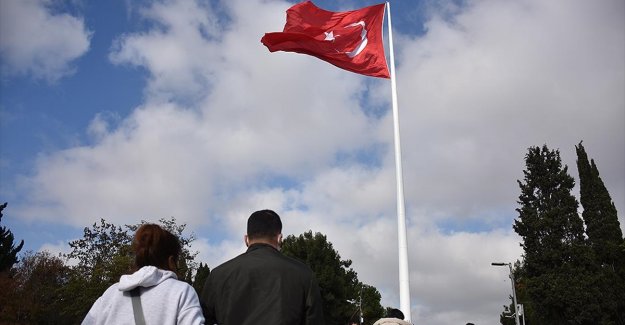 Türkiye'nin en uzun bayrak direklerine Türk bayrağı çekildi