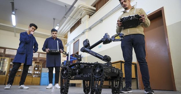 Öğrencilerin ilk işi, "Mehmetçiğin robot yardımcıları" oldu