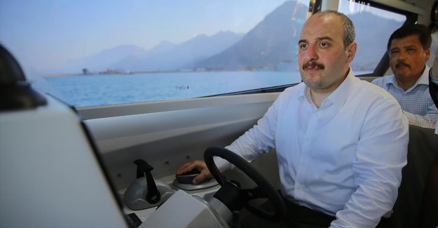 Sanayi ve Teknoloji Bakanı Varank, Antalya'da insansız deniz aracını kullandı
