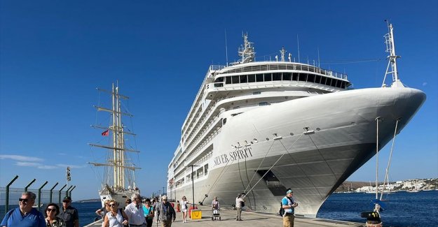 Bahamalar bayraklı yolcu gemisi Silver Spirit Bodrum'u ziyaret etti