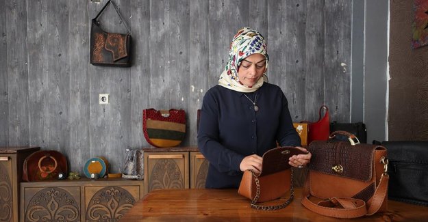 Diyarbakırlı kadın kişiye özel tasarladığı deri çantaları yurt dışına gönderiyor
