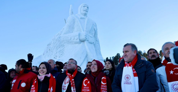 Bakan Bak Doğu Ekspresi'yle Sarıkamış'a Gelen Gençleri Karşıladı