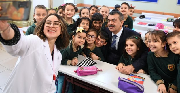 BAKAN TEKİN, İSTANBUL ZEYTİNBURNU HALUK ÜNDEĞER İLKOKULUNU ZİYARET ETTİ