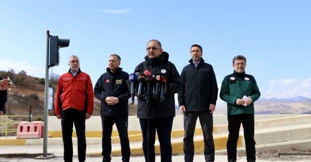 ÇEVRE, ŞEHİRCİLİK VE İKLİM DEĞİŞİKLİĞİ BAKANI MEHMET ÖZHASEKİ: “9 NOKTADAN NUMUNE ALINIYOR, ŞU ANA KADAR HERHANGİ BİR ZEHİRLİ ATIĞA RASTLANMADI