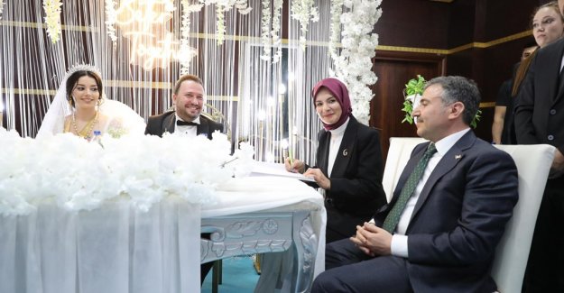 Aile ve Sosyal Hizmetler Bakanımız Göktaş Şırnak'ta devlet korumasında yetişen il müdürünün mutluluğuna ortak oldu