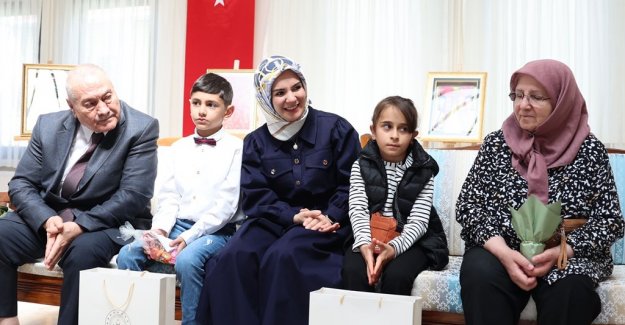 Bakanımız Göktaş, devlet desteğindeki çocuklarla huzurevini ziyaret ederek yaşlılarla bayramlaştı