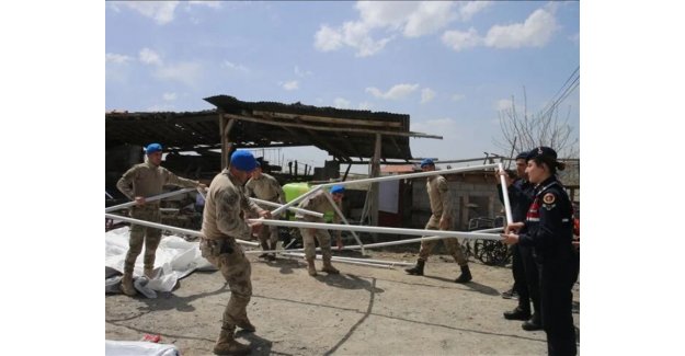 Depremin Ardından Evine Giremeyen ve Engelli Çocukları Bulunan Kişinin Çadırını Komando Kurdu