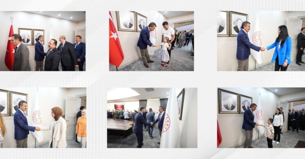 Bakan Teki̇n, Bakanlik Personeli̇ İle Bayramlaşti