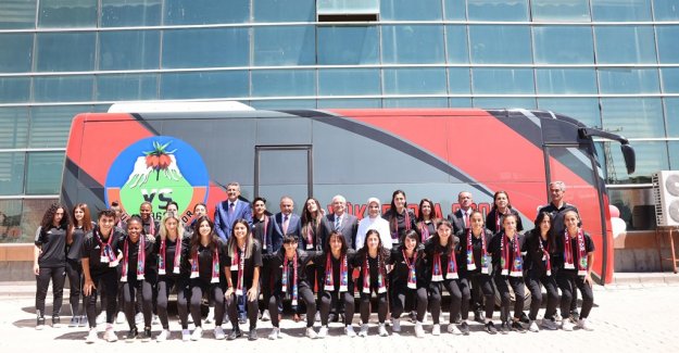 Bakanımız Göktaş Yüksekova Spor Kulübü Kadın Futbol Takımı Otobüs Teslim Töreni’ne Katıldı