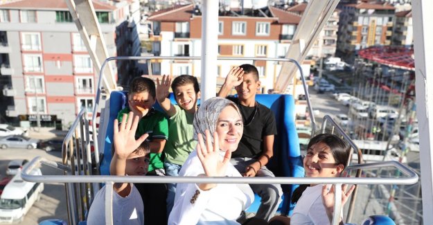 Aile ve Sosyal Hizmetler Bakanımız Göktaş, yetim depremzede çocuklarla lunaparka gitti