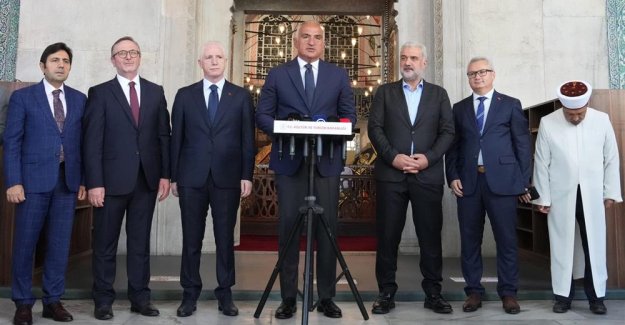 Bakan Ersoy, Hatice Turhan Valide Sultan Türbesi'ni Ziyaret Etti