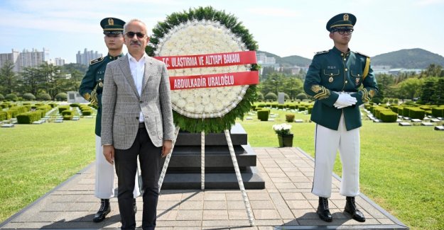 Bakan Uraloğlu, Busan'da Yatan Kore Şehitlerini Ziyaret Etti