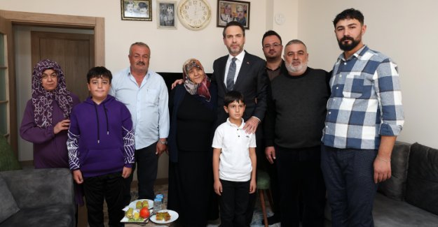 Bakan Bayraktar’dan Depremzede Aileye Ziyaret