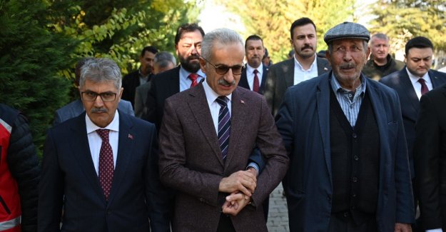Bakan Uraloğlu 15 Temmuz Kahramanı Şehit Ömer Halisdemir’in Kabrini Ziyaret Etti