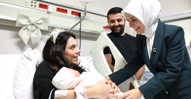 Aile ve Sosyal Hizmetler Bakanımız Göktaş, yeni yılın ilk bebeklerini ziyaret etti
