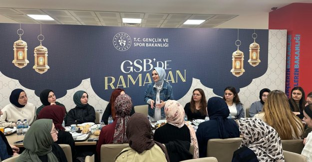 Aile ve Sosyal Hizmetler Bakanımız Göktaş, KYK yurdundaki kız öğrencilerle sahur yaptı