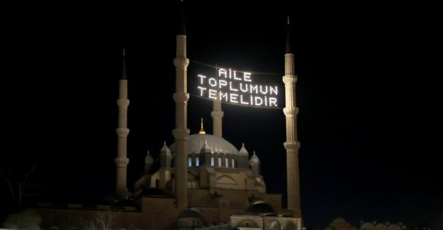 Camileri süsleyen mahyalarda "aile" vurgusu