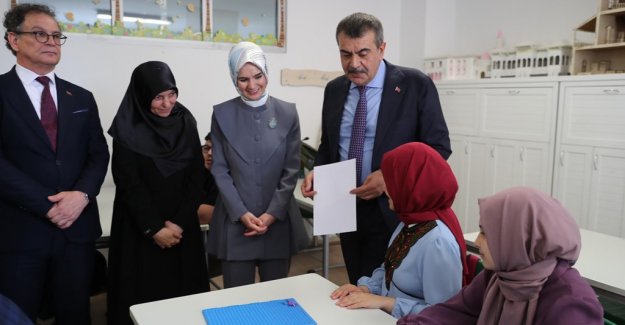 Bakanımız Göktaş, Bakan Tekin ile Kani Karaca Görme Engelliler İmam Hatip Anadolu Lisesi'ni ziyaret etti