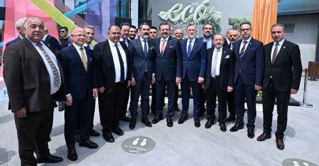 Hisarcıklıoğlu, HOMETEX Fuarı’nı ziyaret etti