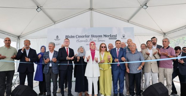 Bakanımız Göktaş, Başakşehir'de "Bizim Çınarlar Yaşam Merkezi"nin açılışı ile Engelsiz Yaşam Merkezi'nde düzenlenen sergiye katıldı