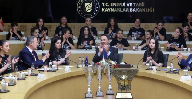 “Potanın Ceylanları”, Kupalarını Bakan Bayraktar’a Getirdi