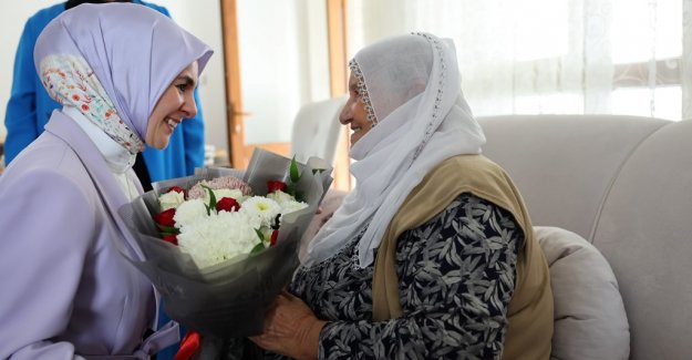 Bakanımız Göktaş’tan Raife Babaanne'ye sürpriz ziyaret