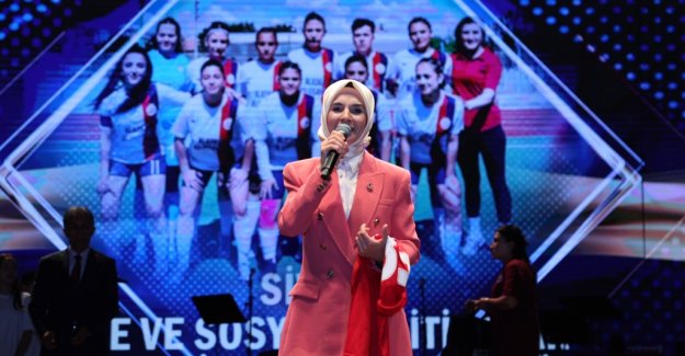 Aile ve Sosyal Hizmetler Bakanımız Göktaş kadın futbolcuların "Kristal Ayaklar Ödül Töreni"ne katıldı