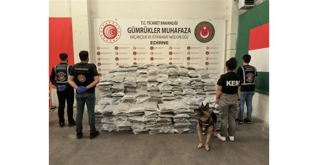 Ticaret Bakanlığı Gümrükler Muhafaza Ekipleri Uyuşturucuya Geçit Vermiyor! Son 1 Haftada 4 Ayrı Operasyonda Toplam Değeri: 986 Milyon 603 Bin Türk Lirası Miktarı: 1 Ton 375 Kilogram Olan Uyuşturucu Madde Ele Geçirildi