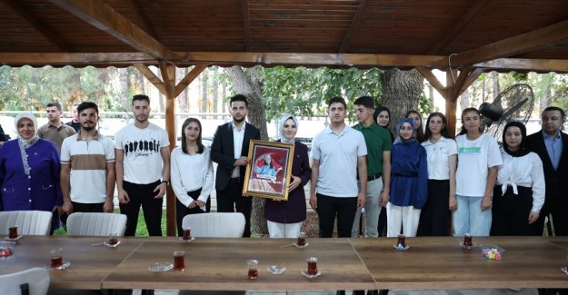 Bakanımız Göktaş, şehit öğretmen Şenay Aybüke Yalçın'ın öğrencileriyle bir araya geldi