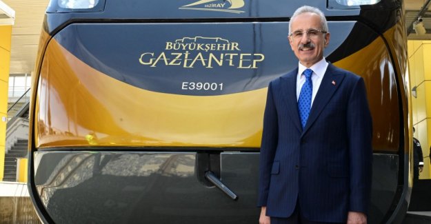 Türkiye’nin İlk Yerli Elektrikli Lokomotifi, Milli Banliyö Tren Seti’ni Gaziantep’e Ulaştırdı