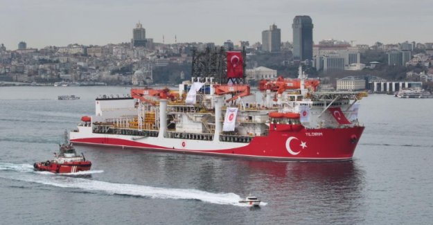 Yıldırım İstanbul Boğazı’ndan Geçti