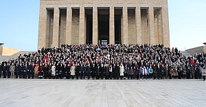 Bakanımız Göktaş, Türk kadınına seçme ve seçilme hakkı verilmesinin 91. yıl dönümünde Anıtkabir'i ziyaret etti