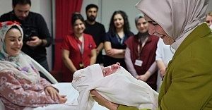 Bakanımız Göktaş'tan doğum yapan annelere "yeni yıl" ziyareti