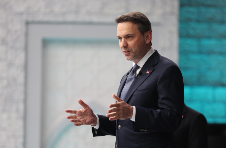 Bakan Bayraktar, Vav TV’de yayınlanan Gençlerle Baş Başa programında öğrencilerle