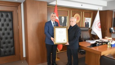 Ticaret Bakanı Ömer Bolat, kendisinden alışveriş yapan Pakistanlı aileden ücret almayan esnaf