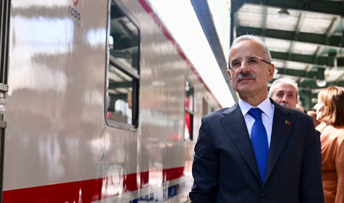Ulaştırma ve Altyapı Bakanı Abdulkadir Uraloğlu, Tiyatro Treni’nin 4 Mayıs