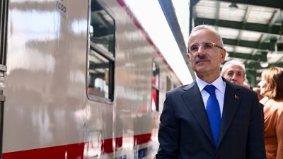 Ulaştırma ve Altyapı Bakanı Abdulkadir Uraloğlu, Tiyatro Treni’nin 4 Mayıs
