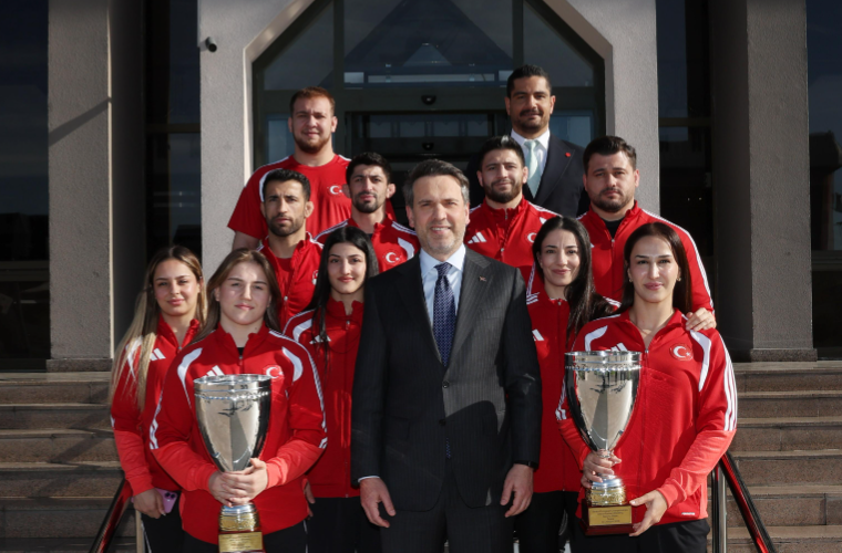Enerji ve Tabii Kaynaklar Bakanı Alparslan Bayraktar, Avrupa güreş şampiyonalarında