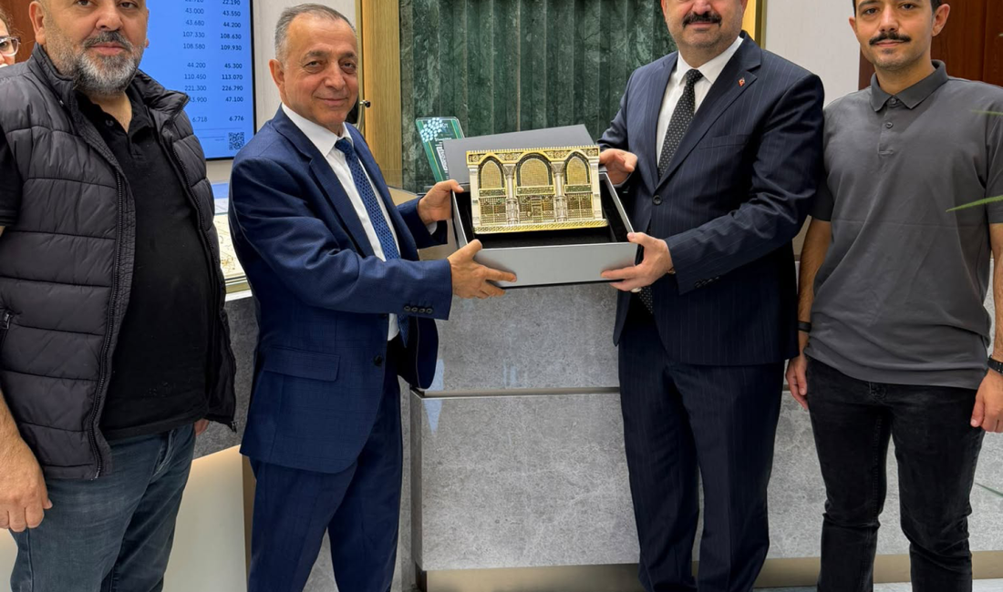 Uluslararası Esnaf Birliği (UEB), yeni açılan Zümrüt Kuyumculuk'u ziyaret ederek